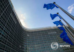 Banderas de la UE ondean en la sede de la Comisión en Bruselas, el 5 de mayo de 2015