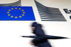 La Comisión Europea sube la previsión del PIB de la eurozona y de España Una mujer pasa junto a la sede de la Comisión Europea en Bruselas el 1 de marzo de 2017