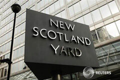 Rescatan a tres mujeres tras 30 años de cautiverio en una casa en Londres Un cartel giratorio en el exterior de New Scotland Yard, en el centro de Londres, el 12 de abril de 2012