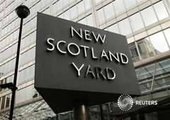Un cartel giratorio en el exterior de New Scotland Yard, en el centro de Londres, el 12 de abril de 2012