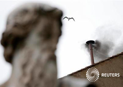 Humo negro en la segunda fumata del Vaticano, el 13 de marzo de 2013