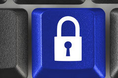 Beneficios de la tecnología en la seguridad jurídica y cumplimiento legal de los nuevos procesos de contratación a distancia Un teclado con el símbolo de candado