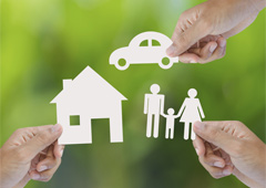Tres manos sujetando un dibujo de una casa, un coche y una familia