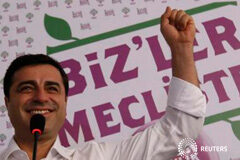 El partido kurdo acaba con las ambiciones de Erdogan en Turquía Selahattin Demirtas, copresidente formación prokurda Partido de la Democracia de los Pueblos (HDP) celebra los resultados en la sede del partido en Estambul, 7 de junio de 2015