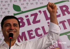 Selahattin Demirtas, copresidente formación prokurda Partido de la Democracia de los Pueblos (HDP) celebra los resultados en la sede del partido en Estambul, 7 de junio de 2015