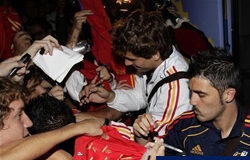 La selección mexicana sueña con estropear el reinado de España En la imagen del 9 de agosto, David Villa (dcha.) y Fernando Llorente firman autógrafos al bajar del autobús y antes de entrar en el hotel al llegar a Ciudad de México.