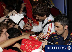 En la imagen del 9 de agosto, David Villa (dcha.) y Fernando Llorente firman autógrafos al bajar del autobús y antes de entrar en el hotel al llegar a Ciudad de México.