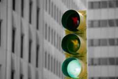 Aprobado el presupuesto 2011 y luz verde para una limitada reforma del Tratado de Lisboa Un semáforo en una calle mostrando la luz verde.