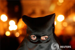 Estado de alarma, la gracia del indulto y la Semana Santa Un preso indultado participa como un penitente en una procesión de "El Rico" hermandad durante la Semana Santa en Málaga