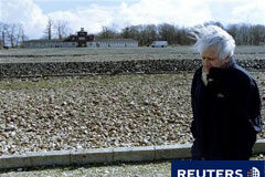 Fallece en París el intelectual y político español Jorge Semprún Semprún camina frente a la principal entrada del campo de concentración nazi de Buchenwald el 8 de abril de 1995.
