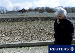 Semprún camina frente a la principal entrada del campo de concentración nazi de Buchenwald el 8 de abril de 1995.