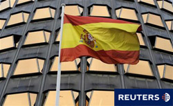 a bandera española ondea en la sede del Constitucional en Madrid, el 1 de diciembre de 2009.