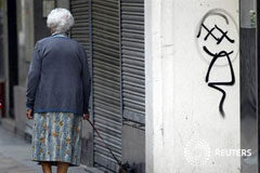 España no actualiza las pensiones y acude a la «hucha» para la extra Una señora mayor pasea a su perro en Pontevedra, el 18 de septiembre de 2012