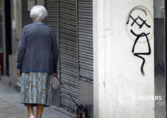 Una señora mayor pasea a su perro en Pontevedra, el 18 de septiembre de 2012