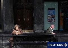 Unos señores en un banco en el centro de Madrid