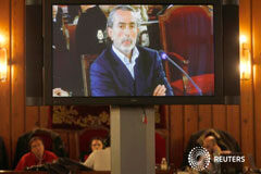 La Audiencia condena a penas de cárcel a 29 de los 37 acusados en el caso Gürtel El empresario Francisco Correa en una pantalla durante uno de los juicios de la trama Gürtel en Valencia