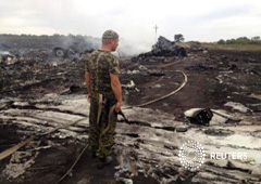 Un separatista prorruso en el lugar del siniestro cerca de Grabovo, en Donetsk, Ucrania, el 17 de julio de 2014