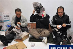 Seúl realiza maniobras militares pese a las amenazas de guerra Un residente se pone una máscara antigas en un búnker antiaéreo en la Isla de Yeonpyeong, el 20 de diciembre de 2010.