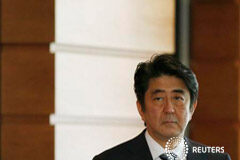 Estado Islámico establece supuestamente un nuevo límite para canje de reos El primer ministro japonés, Shinzo Abe, sale de su residencia para asistir a una sesión parlamentaria en Tokio, el 29 de enero de 2015