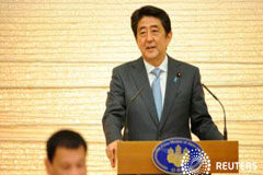 El primer ministro japonés busca una relación de confianza con Trump Japan Prime Minister Shinzo Abe delivers a speech as Philippines President Rodrigo Duterte listens to it during a banquet at Abe"s official residence in Tokyo, Japan October 26, 2016