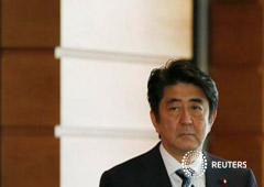 El primer ministro japonés, Shinzo Abe, sale de su residencia para asistir a una sesión parlamentaria en Tokio, el 29 de enero de 2015