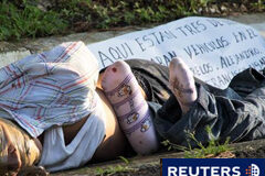 Un tiroteo entre soldados y sicarios deja 25 muertos en México En la imagen, los cadáveres de dos hombres y un mensaje colocado junto a ellos yacen a un lado de la autopista México-Cuernavaca, el 2 de septiembre de 2010.