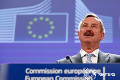 Bruselas mejora sus previsiones de crecimiento para España en 2014 y 2015 El comisario europeo de Transportes y vicepresidente de la Comisión, Siim Kallas, habla en la sede de la Comisión en Bruselas el 15 de abril de 2013