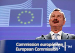 El comisario europeo de Transportes y vicepresidente de la Comisión, Siim Kallas, habla en la sede de la Comisión en Bruselas el 15 de abril de 2013