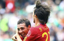 España empata con México en su primer partido como campeona En la imagen del 11 de agosto, David Silva (dcha.) celebra el gol que supuso el empate para España junto con Santiago Cazorla, en el encuentro disputado en el estadio Azteca.