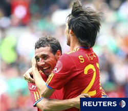 En la imagen del 11 de agosto, David Silva (dcha.) celebra el gol que supuso el empate para España junto con Santiago Cazorla, en el encuentro disputado en el estadio Azteca.