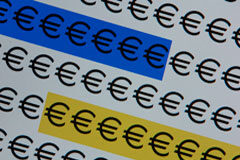 Los honorarios de procurador tras la STS de 24/05/2017 Símbolo del euro repetido varias veces.