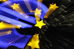 Los bancos centrales, preparados para la crisis una escultura con el símbolo del euro, delante de la sede del Banco Central Europeo, en Fráncfort