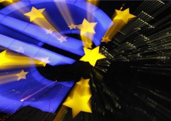 una escultura con el símbolo del euro, delante de la sede del Banco Central Europeo, en Fráncfort