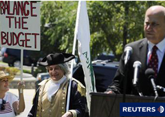Simpatizantes del Tea Party protestan contra el aumento del límite de endeudamiento, cerca del Capitolio en Washington