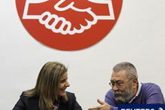 UGT: Los sindicatos aceptarían una moderación salarial Méndez junto a la ministra de Trabajo, Fátima Báñez,