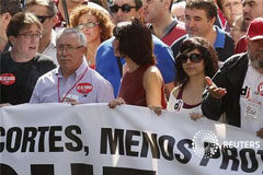 Los sindicatos decidirán el viernes si convocan huelga el 14-N los secretarios generales de CCOO, Ignacio Fernández Toxo (segundo por la izquierda), y UGT, Cándido Méndez (derecha) durante una protesta contra los recortes en Madrid