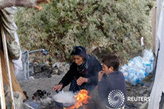 La ONU pide 4.700 millones para ayudar a Siria en 2014 Unos refugiados sirios se sientan alrededor de un fuego mientras cocinan frente a una tienda en Ankara, el 5 de octubre de 2013