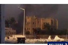 Rusia pide el fin de la violencia en Siria El humo se eleva cerca de un edificio en Hama en esta imagen congelada tomada de un vídeo, el 31 de julio de 2011.