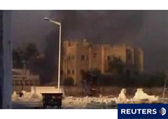 El humo se eleva cerca de un edificio en Hama en esta imagen congelada tomada de un vídeo, el 31 de julio de 2011.