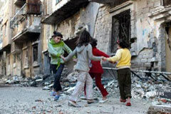 Las negociaciones sobre Siria abren la puerta al fin del asedio en Homs Niños juegan frente a sus casas en el distrito de Jaldiyeh, en Homs, el 8 de diciembre de 2012