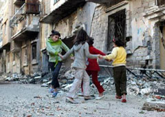 Niños juegan frente a sus casas en el distrito de Jaldiyeh, en Homs, el 8 de diciembre de 2012