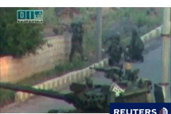 Quinientos detenidos en la represión de Siria, según ONG En esta captura de un vídeo amateur grabado supuestamente en Deraa el 25 de abril de 2011, unos soldados toman posiciones cerca de un tanque en una calle de la ciudad.