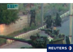 En esta captura de un vídeo amateur grabado supuestamente en Deraa el 25 de abril de 2011, unos soldados toman posiciones cerca de un tanque en una calle de la ciudad.