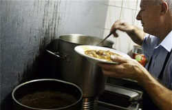 Los precios suben un 0,5% en noviembre tras meses en negativo Un cocinero prepara una comida en un restaurante en Madrid