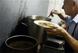 Un cocinero prepara una comida en un restaurante en Madrid