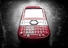 Un smartphone de color rojo.