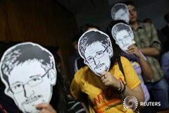 Edward Snowden: “¿dejarías que la CIA editase tu vida?” Varias personas con caretas de Snowden durnate un acto de apoyo en Brasilia, el 6 de agosto de 2013