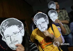 Varias personas con caretas de Snowden durnate un acto de apoyo en Brasilia, el 6 de agosto de 2013