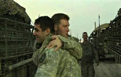 EEUU reduce sus tropas en Irak hasta los 56.000 soldados Soldados estadounidenses se abrazan antes de abandonar Irak y cruzar la frontera hacia Kuwait.