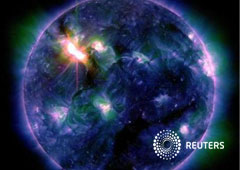 Imagen a colores tomada por la NASA el 6 de marzo que muestra la erupción en el Sol por una de las mayores llamaradas solares en el actual ciclo de actividad del Sol